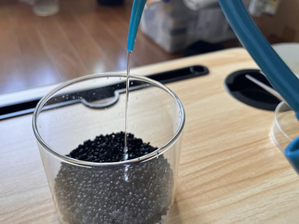 ソイルを水で湿らせる