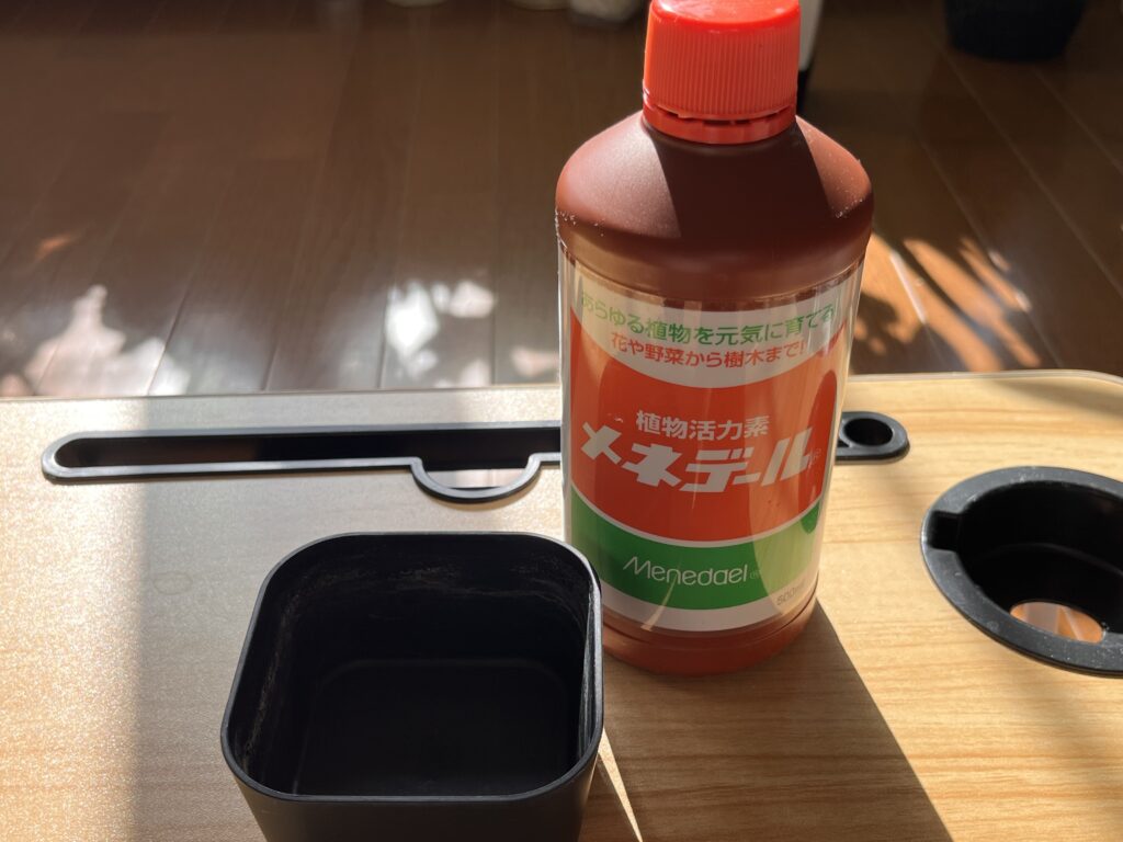 ダイソーのアグラオネマにメネデール水をあげる様子①