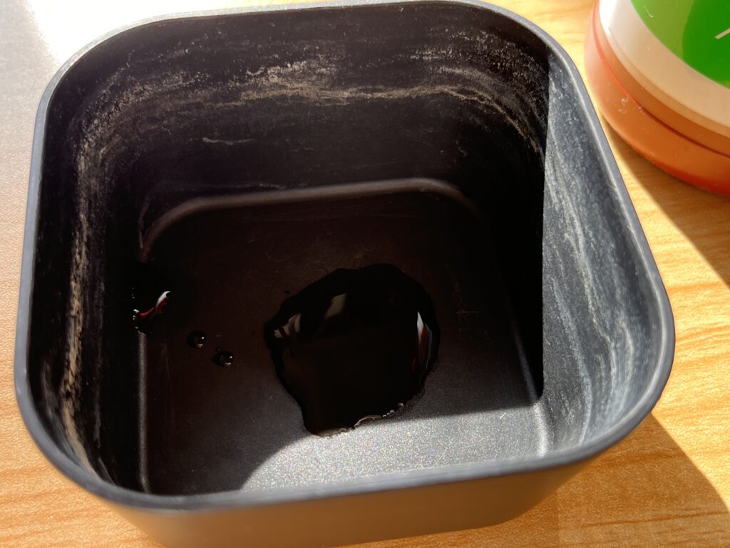 ダイソーのアグラオネマにメネデール水をあげる様子②