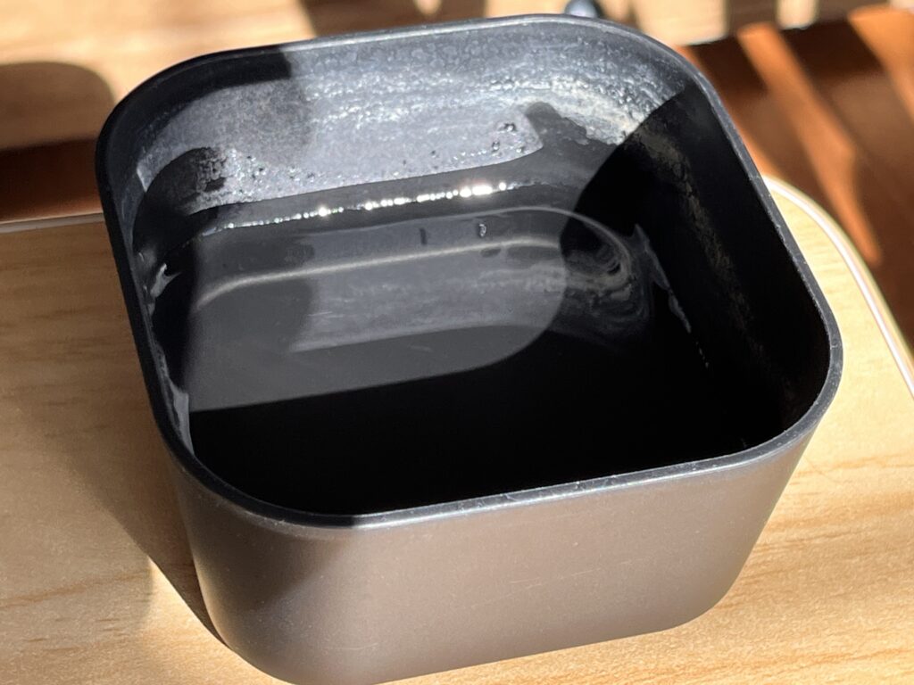 ダイソーのアグラオネマにメネデール水をあげる様子③