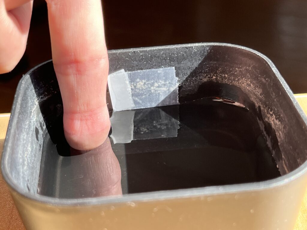 容器に目印を付けた画像（指との比較）