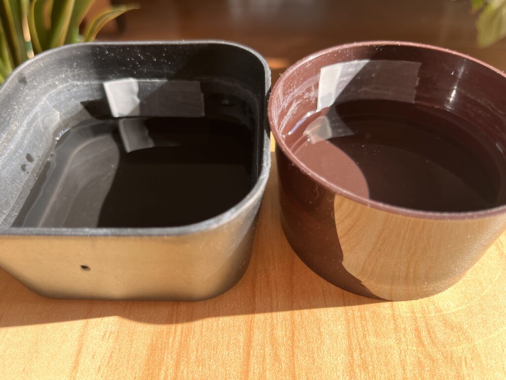 容器に貼ったテープの下まで水を入れた様子