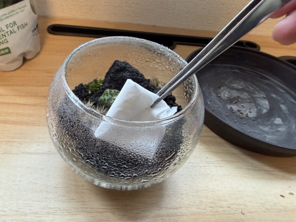 ティッシュペーパーで拭いている様子