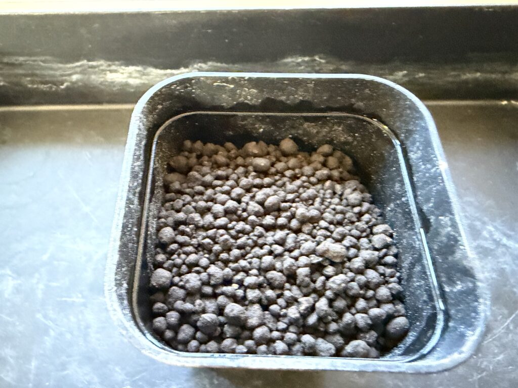 おさかな飼育らくらくソイルを入れた様子