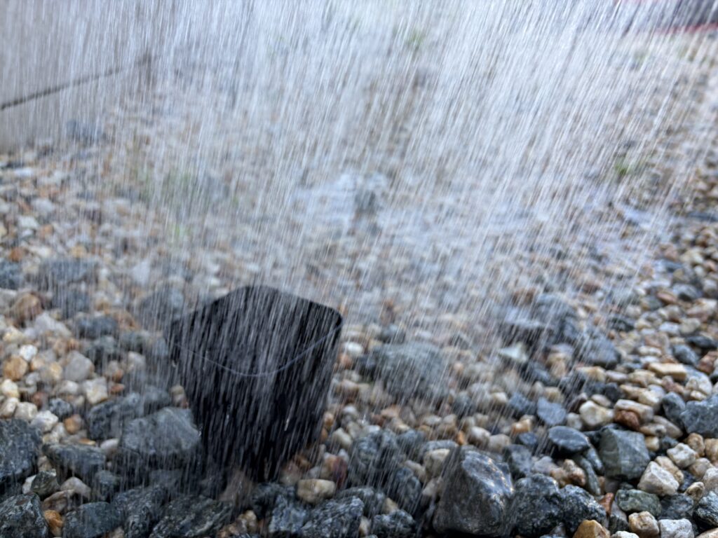 水をかけ流す様子