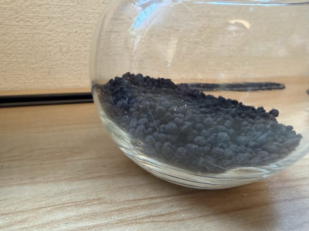 おさかな飼育らくらくソイルを入れた様子(横から)